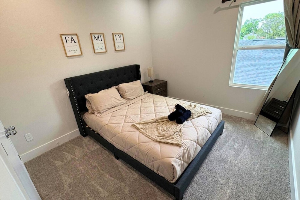 Gated Modern 3BR Near Downtown Med Center
