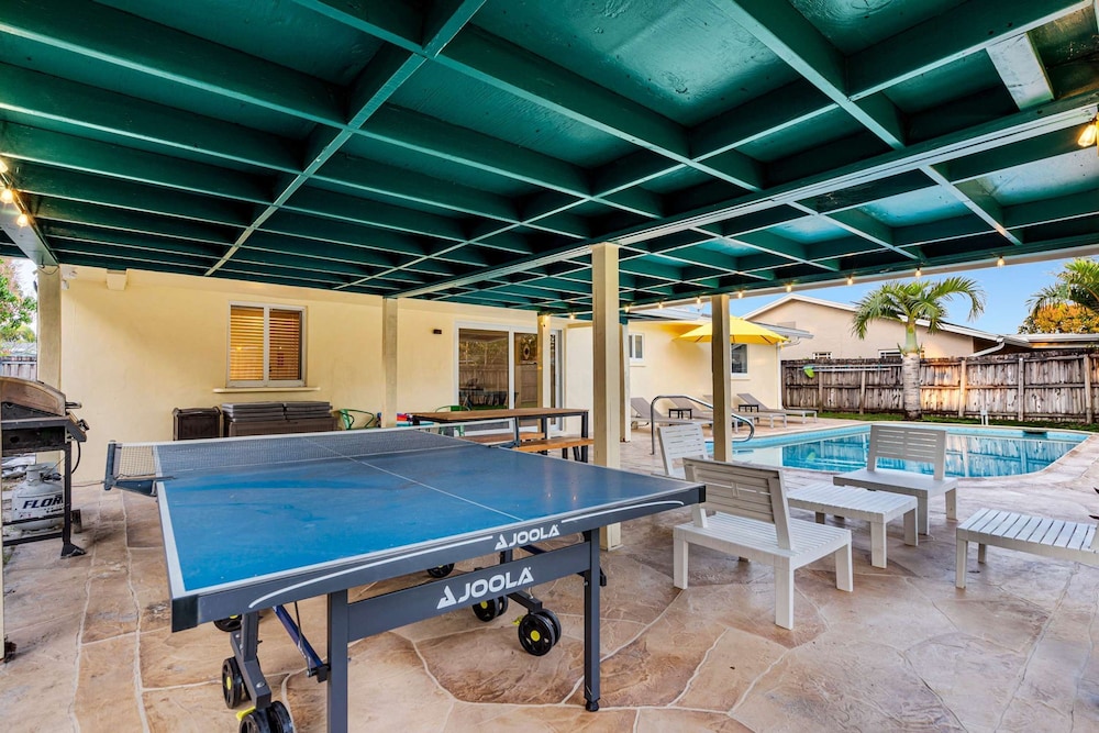 4BR With Private Pool and Game Room - Prime Location