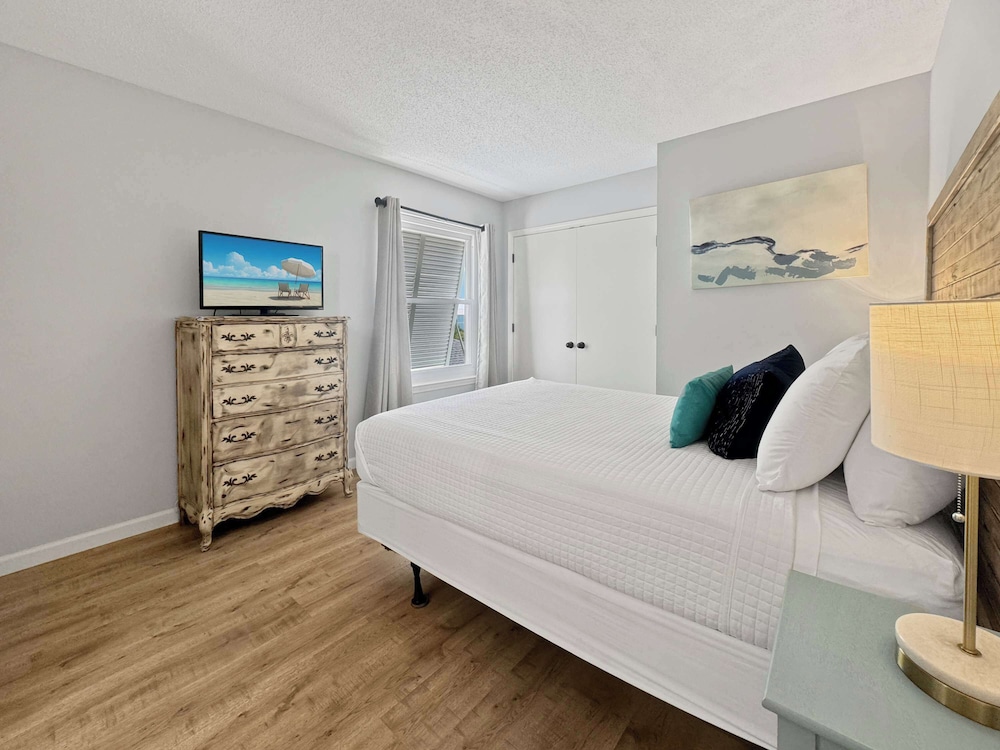 Duplex Beach Home for 6 With Balcony & Resort-style Amenities