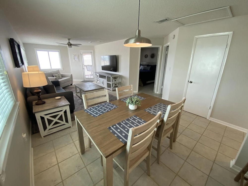 Bienvenue 1 Bedroom Condo