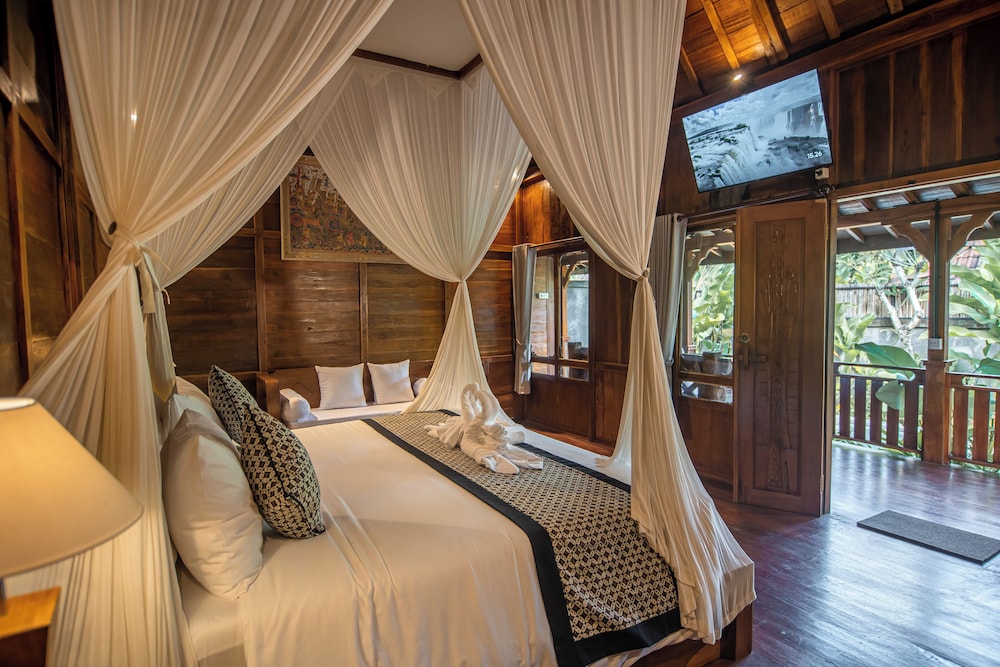 Kerjim Wooden Villa