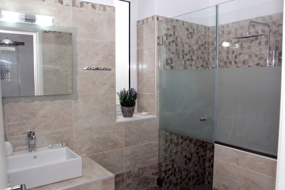 Haraki Stone Apartments