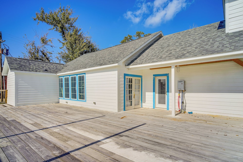 2 Mi to Gator Chateau: Vibrant Home w/ Balcony