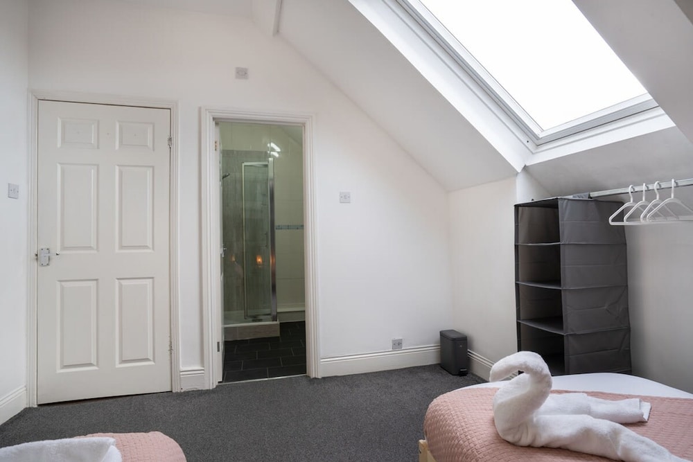 4bedrooms-3bath-9beds-wallsend