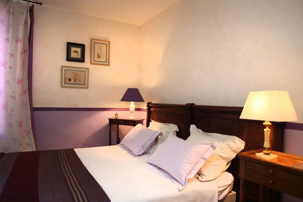 L'Orée du Pin en Bessan — hotel room