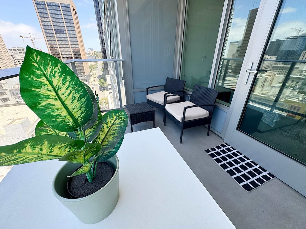 NEW Upscale Downtown San Diego Stay Queen Bed Pool Sauna