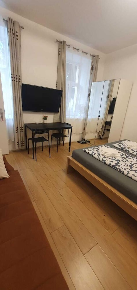 Group Stay 3 Apts Near Enkplatz