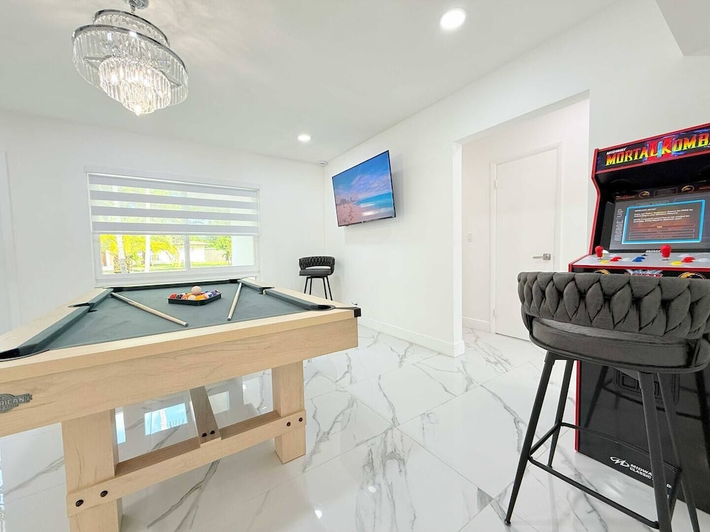 Palm House Near Beach Game Room Pool King Beds