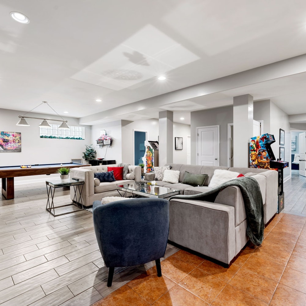 Spacious Luxury Retreat 8 Bed Oasis With 6 Baths