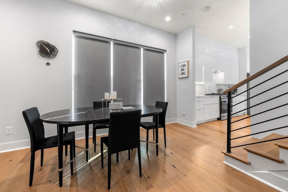 Luxurious Midtown Home Rooftop Views by Silverx