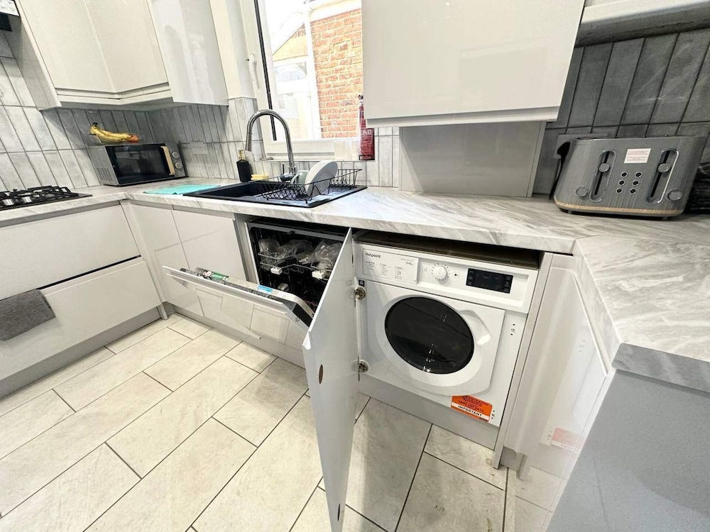 Southsea 5-bed Seaside Retreat- Sleeps 11 & Garden