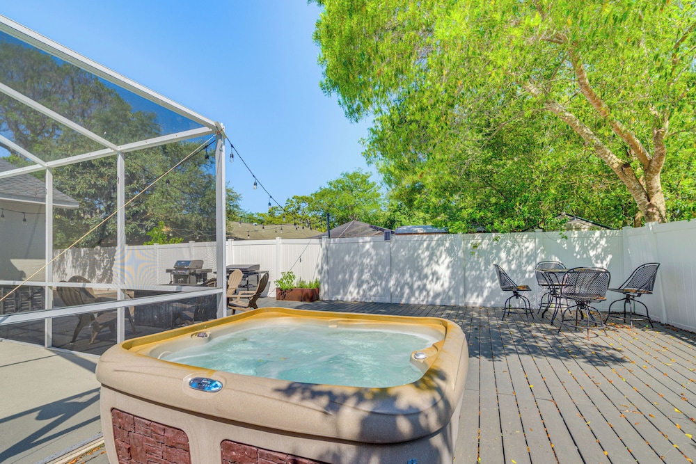 Private Pool & Lanai: Spring Hill Oasis