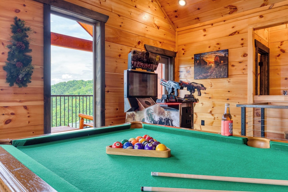 All Fun & Games by Avantstay Indoor Pool, Game Room, Theater, Mountain Views Near Pigeon Forge & Dollywood