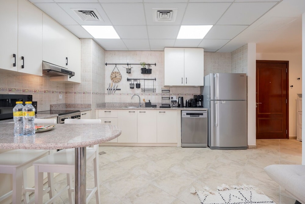 Cozy 1-bedroom Apartment for 5 in Motor City