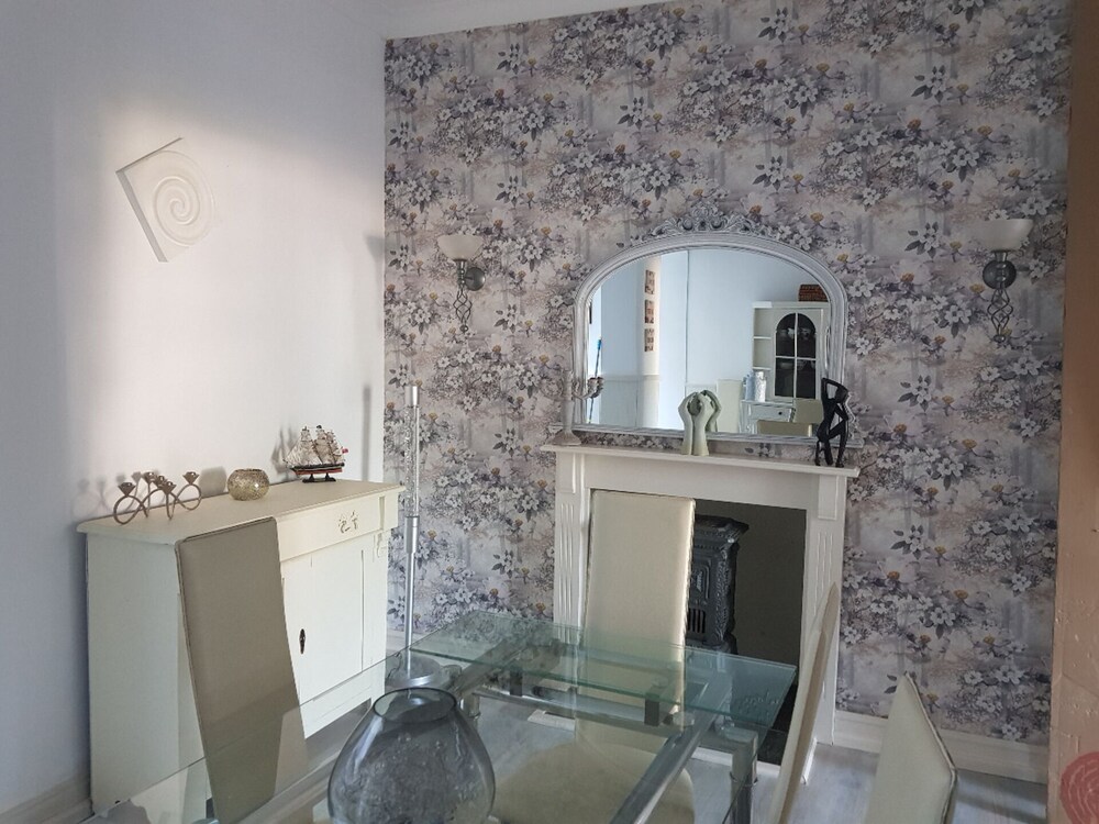 House Sleeps 7 With Hot Tub & Pets view 4