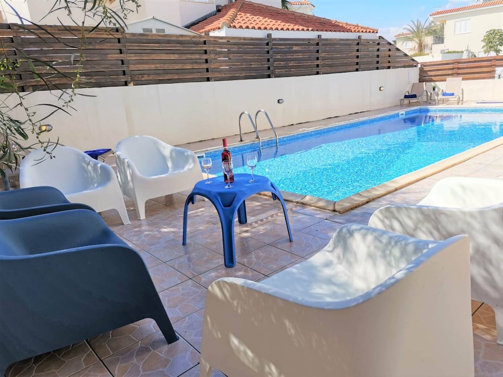 Sobella Villa - 3 Bedroom Villa With 10 x 4 Pool