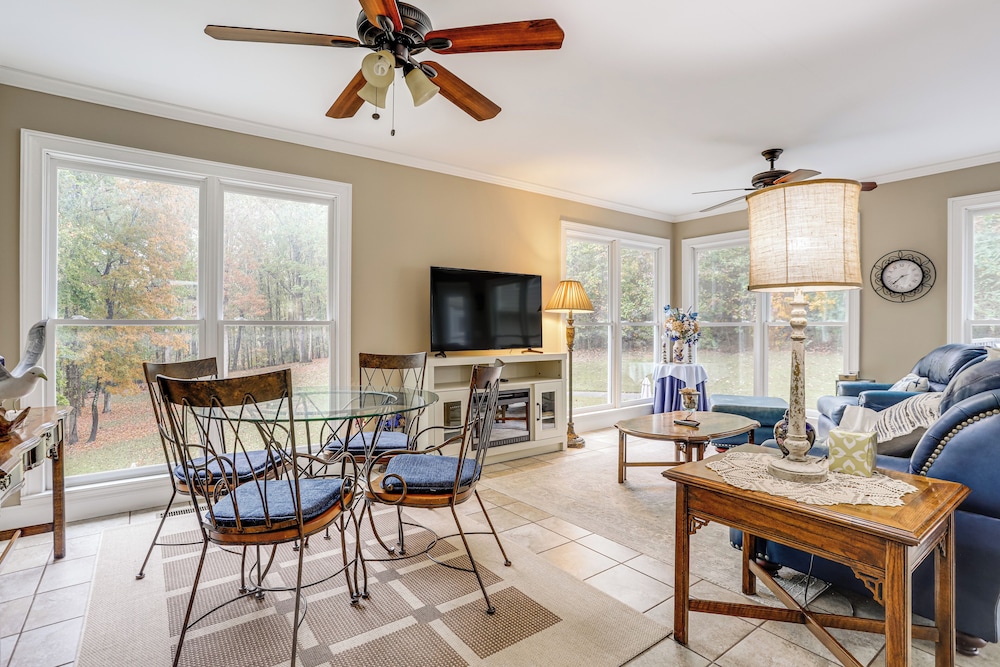 8 Mi to Lake Lanier: Guest House in Buford!