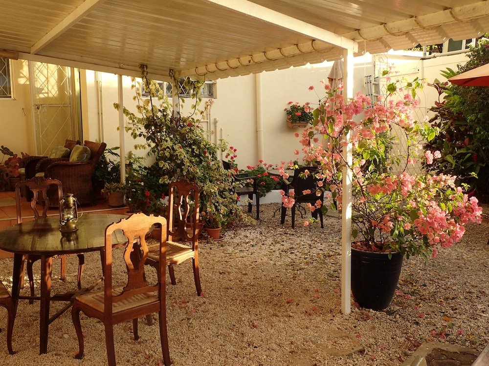 Le Cactus Guesthouse