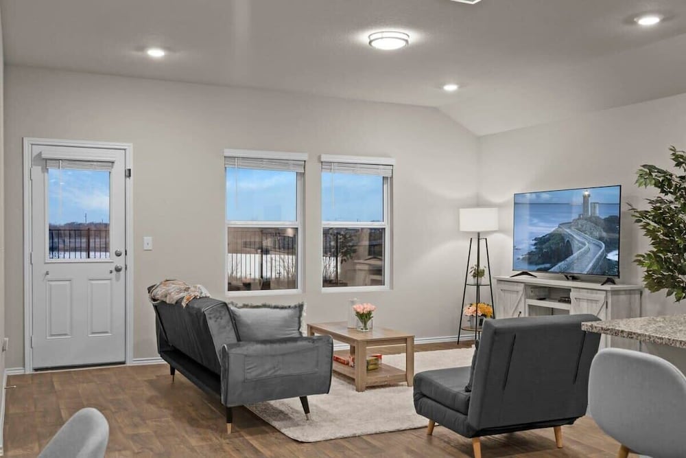 @ Marbella Lane - Amazing 4BR Lakeview Home