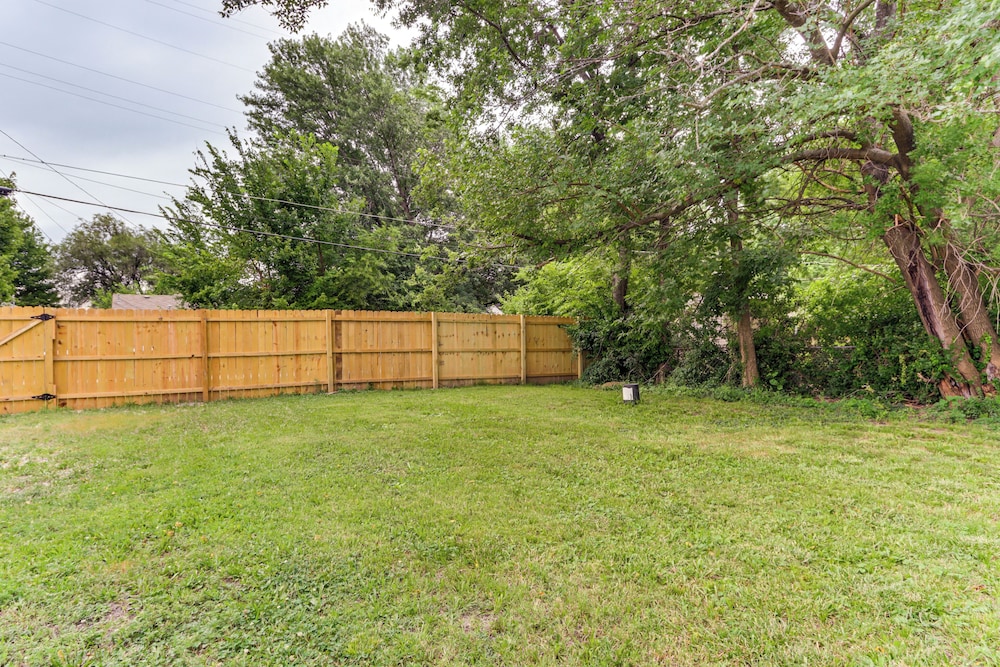 1 Mi to Main St Joplin: Cozy Home w/ Shared Yard!