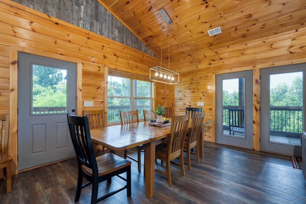 Evergreen Echo by Avantstay Cabin w/ Mountain Views, Theater, Game Room, and Hot Tub