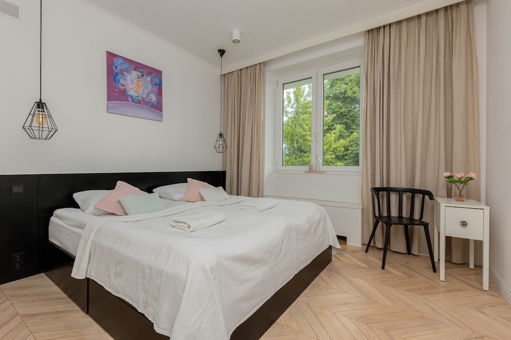 Trendy City Center Apartment by Renters view 4