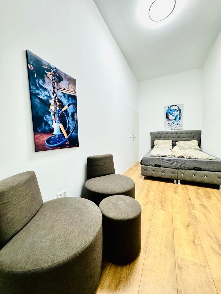 9BR Apt for 18P Walk to Augarten