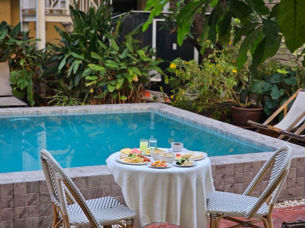 Feung Nakorn Balcony Rooms and Cafe