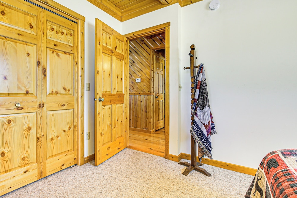 Log Home w/ Deck & Sunset Views: 19 Mi to Oconto!