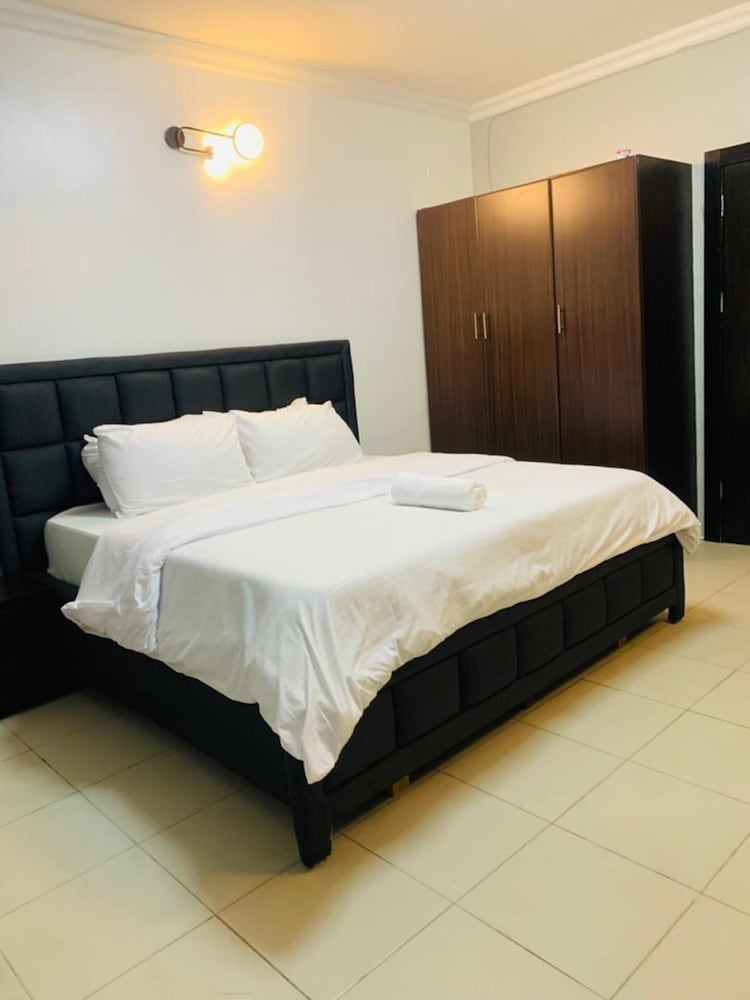 Captivating 3-bed Apartment in Ikeja view 5