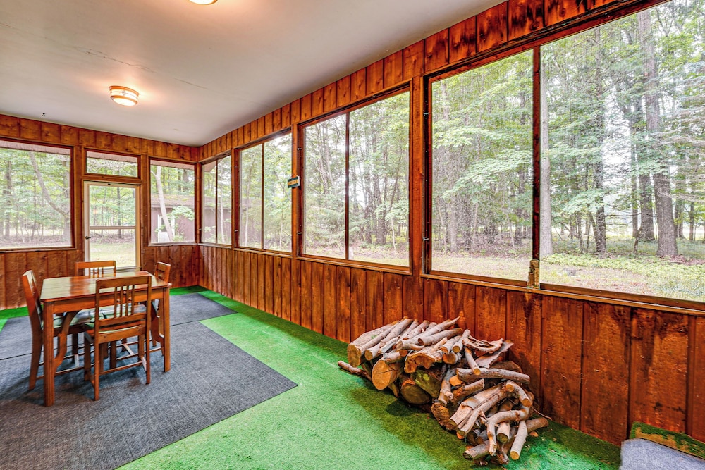 < 1 Mi to Lake Michigan: Peaceful Cabin w/ Yard!