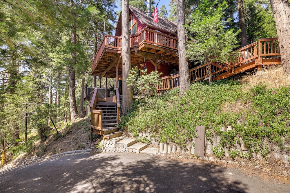 3 Mi to Lake Arrowhead Village: Dog-friendly Cabin