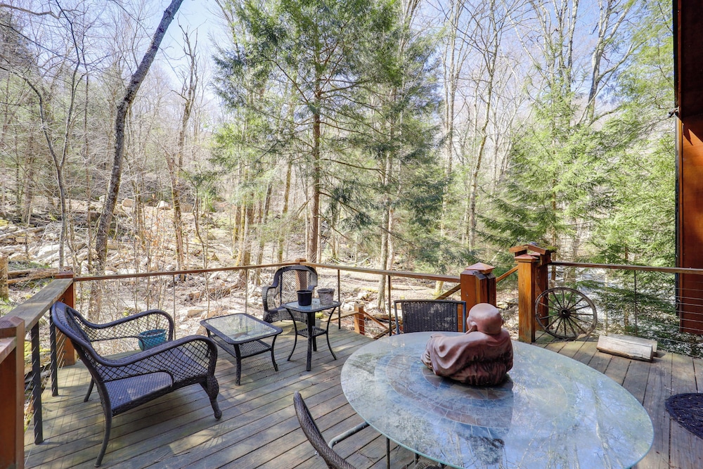 2 Mi to Beech Mtn Slopes! Cozy Couples Retreat