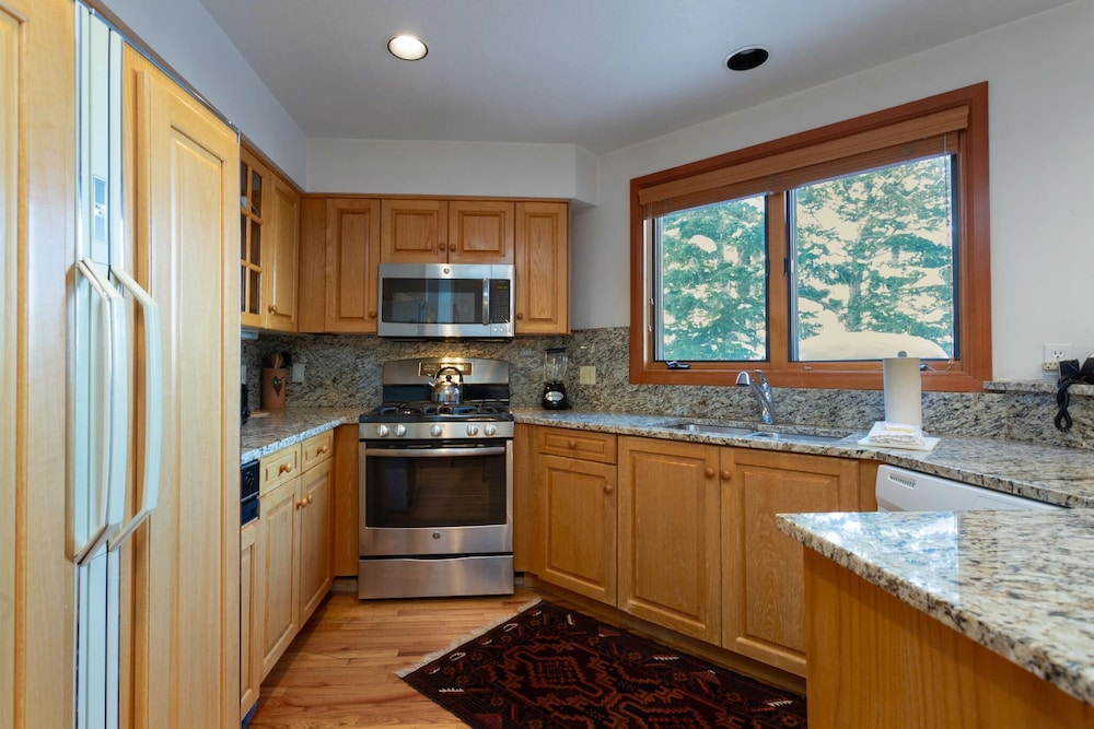 Ridge at Deer Valley Resort - Three Bedroom Condo with Hot Tub #16 3 Condo