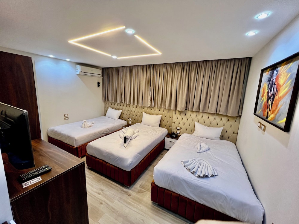 Amadeos pyramids inn