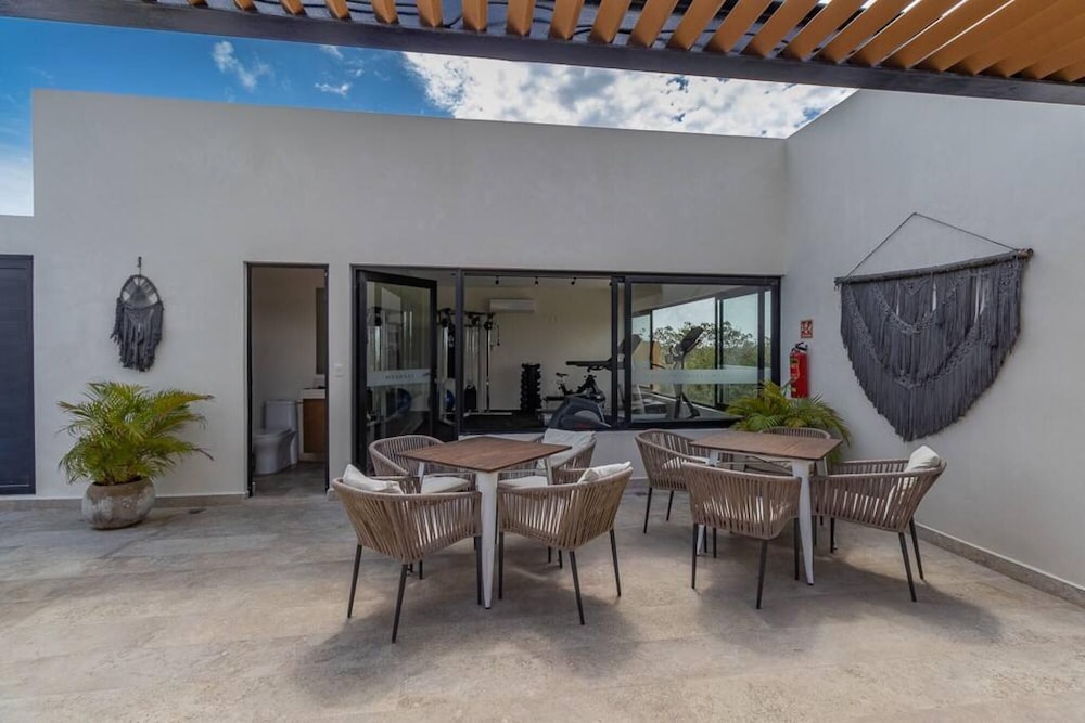 Maranay 2-story 3-br Penthouse in La Veleta view 5