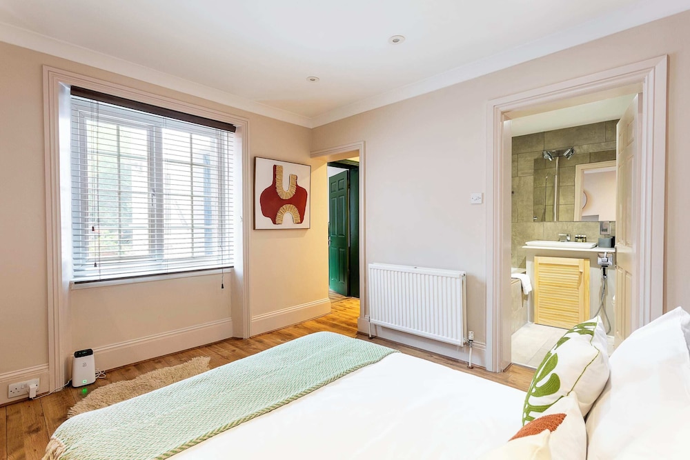Chiswick Gem: Stylish 1-bed Flat for Modern Living