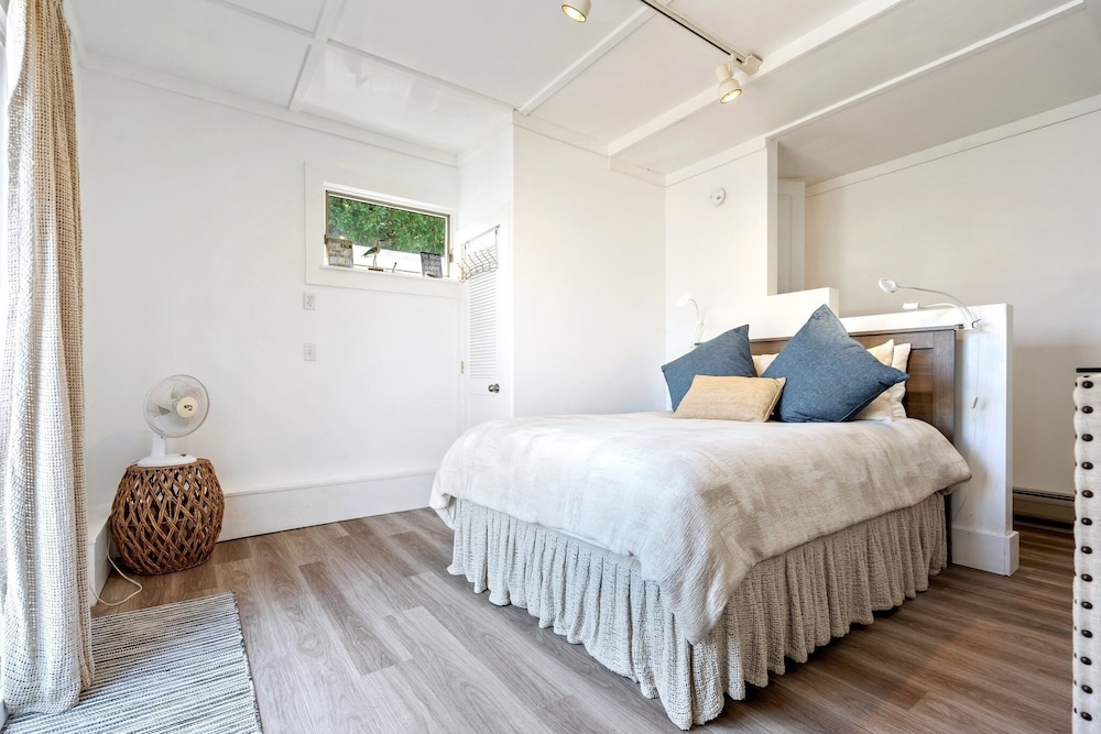 Beachwood Getaway Sleeps 10!