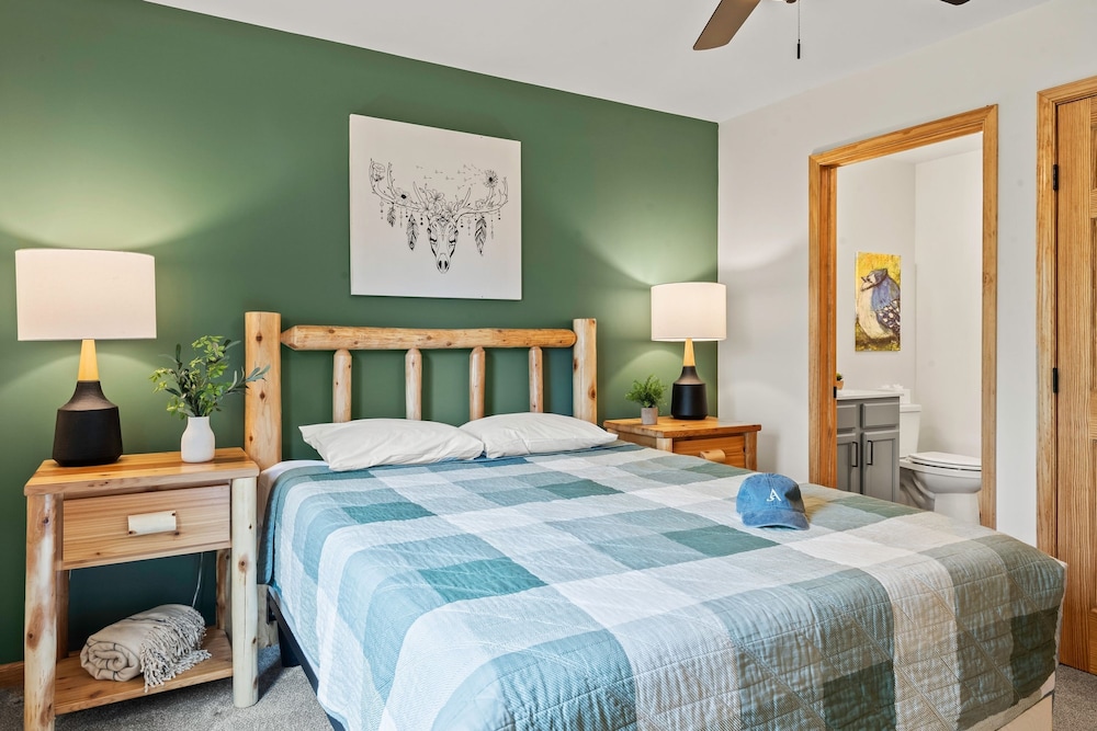 Bluejay Getaway by Avantstay Walk to Lake 7bdr Hot Tub Pool Table