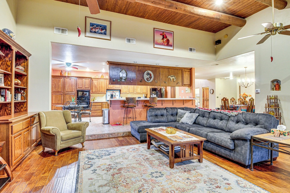 Stunning Sandia Mtn Views: Rio Rancho Retreat