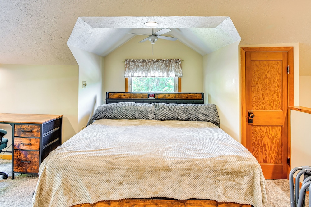 3 Mi to Seneca Lake: Couple's Apt w/ River Access