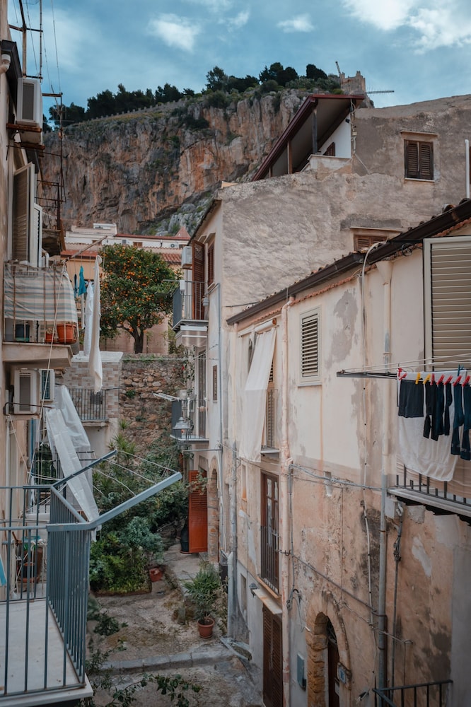 Uno Scorcio Sulla Rocca