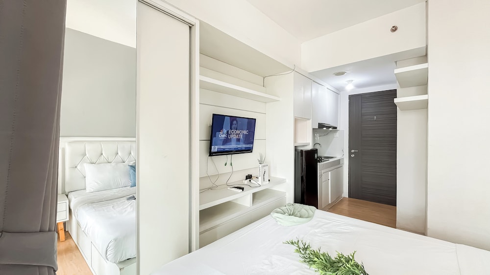 White Tone Studio At Amazana Serpong Apartment