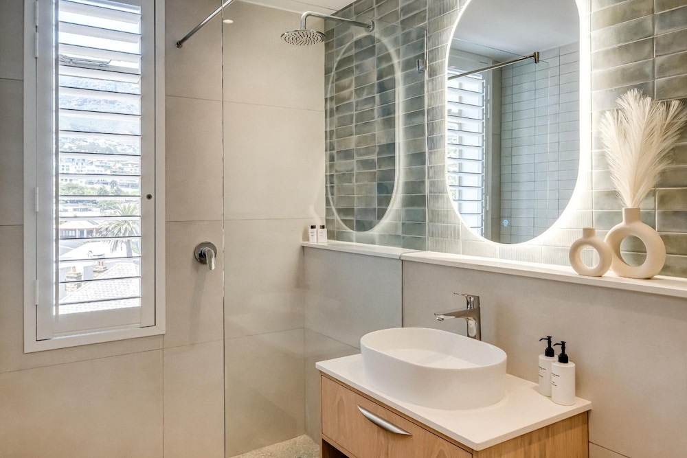 Apartment w Sea Views by Camps Bay Beach Kyanos