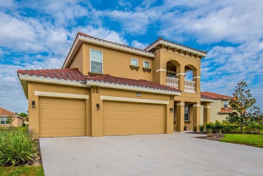 6 Bed 5 Ba Villa with Games & Pool - Image 1