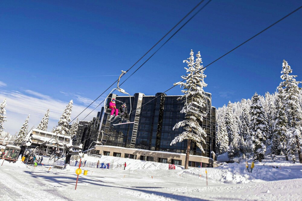 2BR Condo w/ Pool Access, Hot Tub, & ski In/out