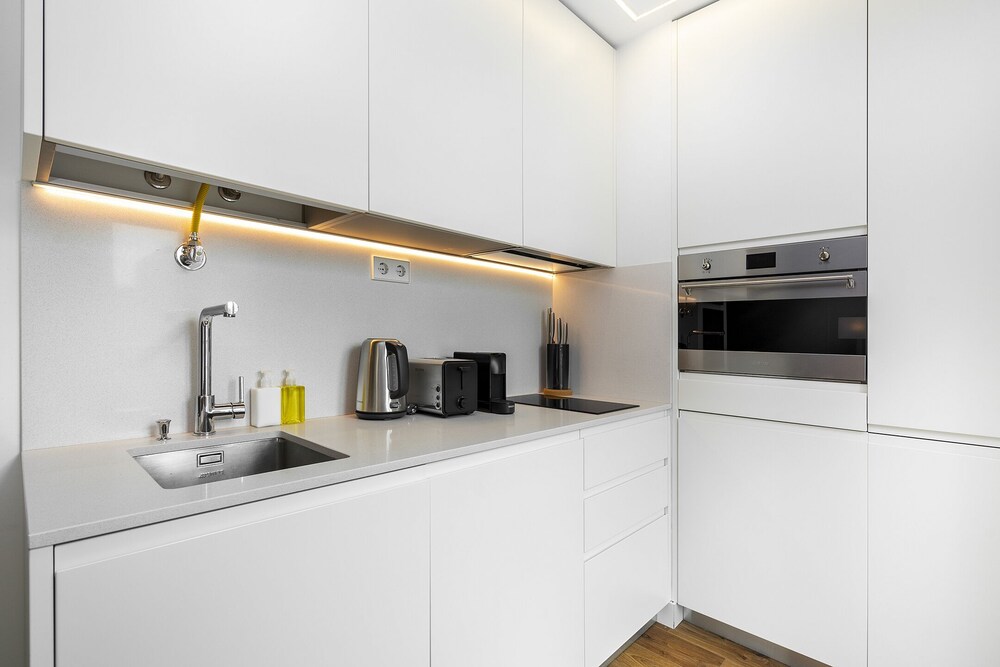 Urban Retreat: Downtown Luxury, Parking, Ac & Elevator
