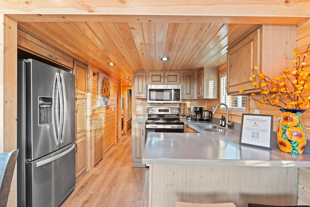 NEW Moondance Majestic Mini Cabin Cathedral Rock