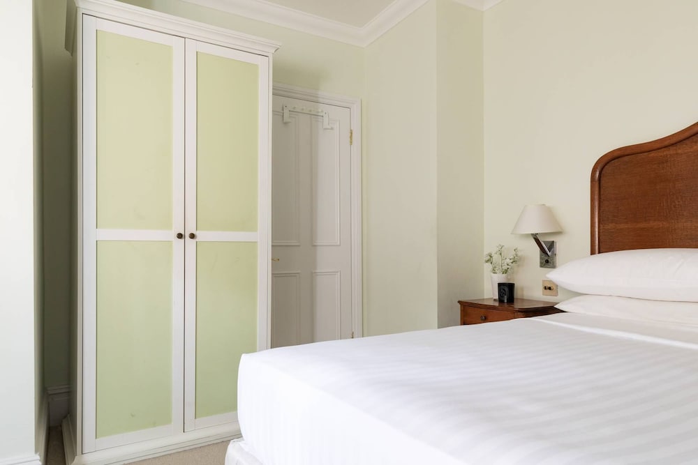 Warwick Gardens II by Onefinestay