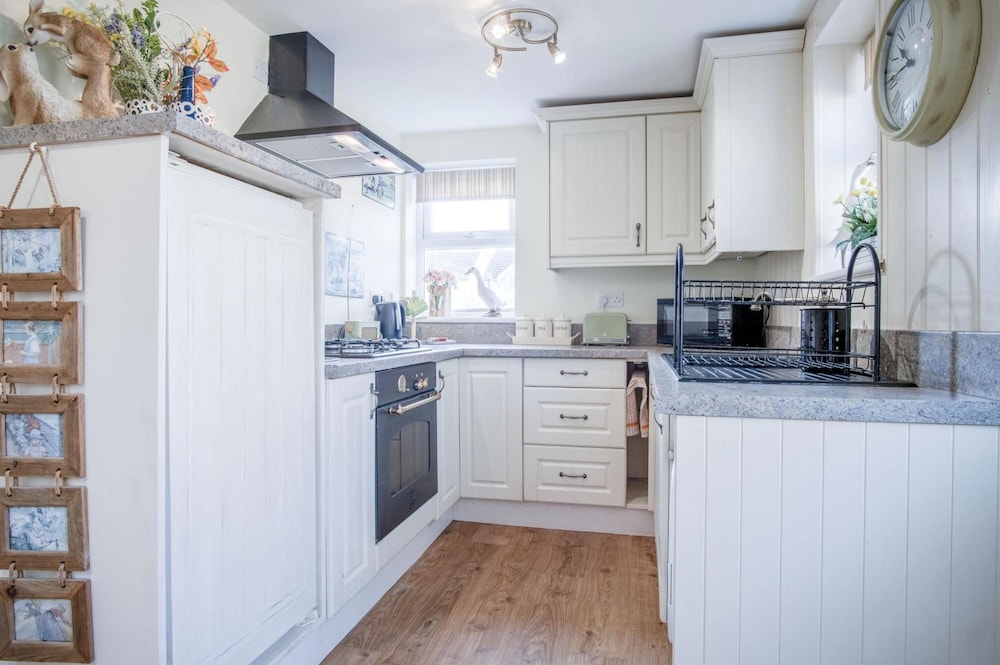 Bee Happy - 1 Bedroom Holiday Home - Saundersfoot view 3